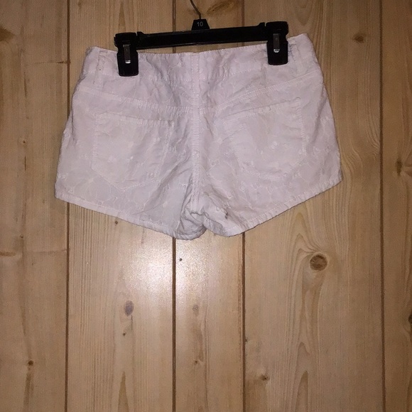 Been worn size 0 or 14 white shorts areopostale - Picture 2 of 3